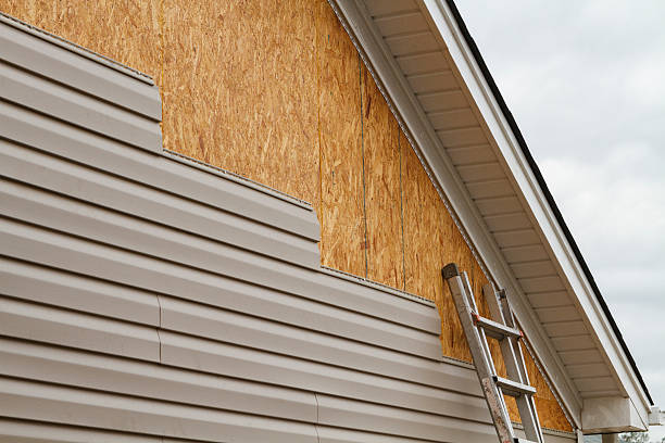 Professional Siding Installation technician working in Hanover Park, IL